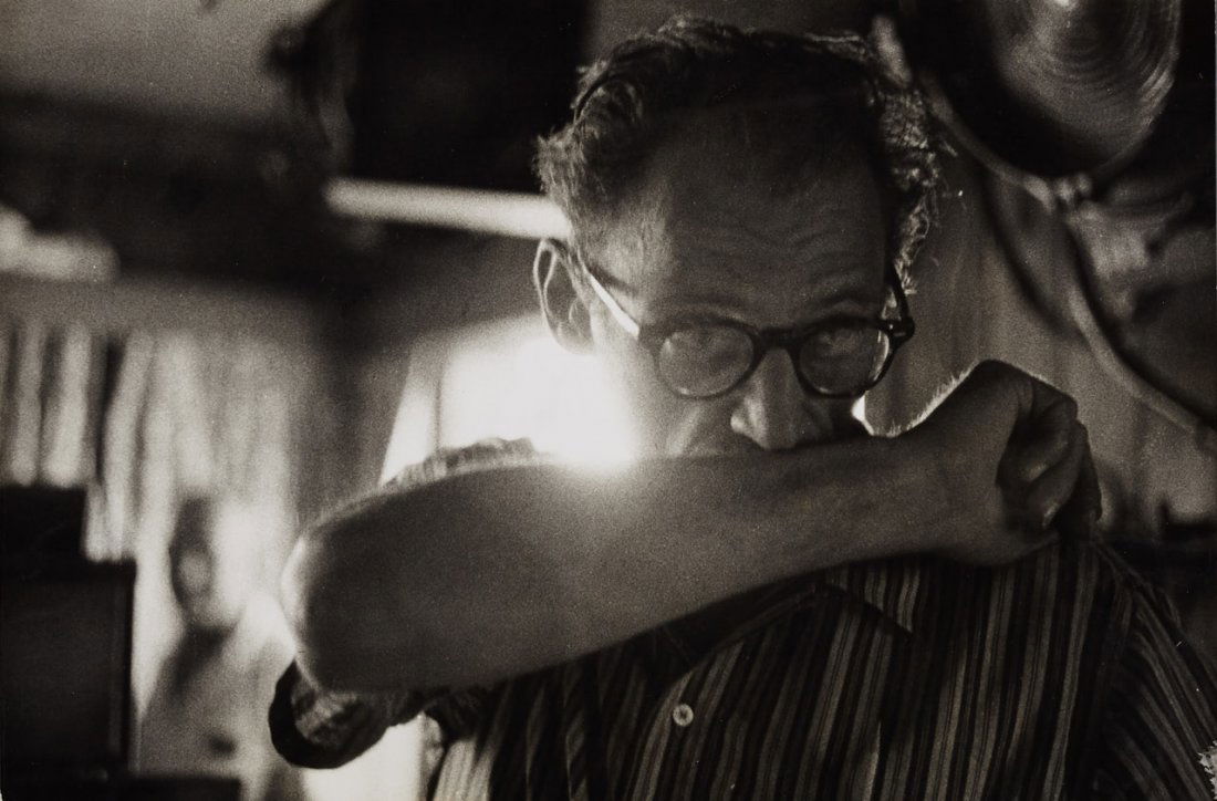 BRUCE DAVIDSON (* 1933): Arthur Miller (‘The Misfits’), Nevada 1960 Vintage silver print c. 20 x 30 cm Photographer's agency stamp, neg. no. stamp and various annoations in unidentified hands in ink on the reverse