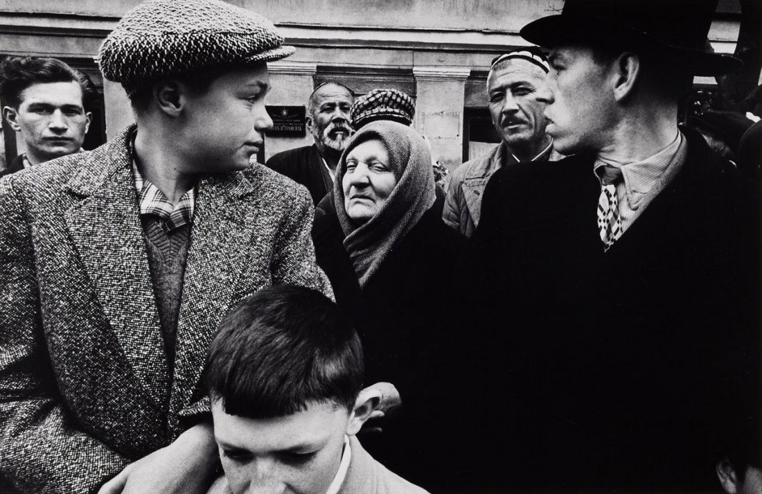 WILLIAM KLEIN (* 1928): Gorki Street, Moscow 1961 * Gelatin silver print, printed in 1987 22,9 x 35,5 cm Signed, dated and annotated by the photographer in pencil on the reverse LITERATURE William Klein: ABC, London 2012, p.