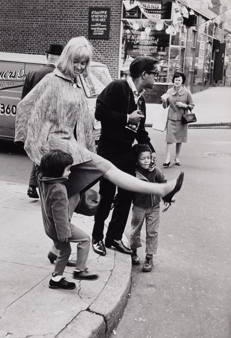 LEONARD McCOMBE (1930–?): Sammy Davis Jr. with his wife and children, 1964 Vintage silver print 24,1 x 16,5 cm Credit stamp, agency stamp, reproduction stamp and various handwritten notations in unidentified hands in pencil an