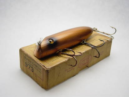 South Bend 473C Bass-O-Reno Lure: Copper finish with a couple pointers and some age lines. Comes in a box marked 973C - 3 3/4" 7/8oz. Grade: Good
