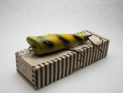 Detroit Bass Caller Lure & Box: Detroit Bait Co, Green with striped box, lure has some chipping and a few pointers. Grade: Average