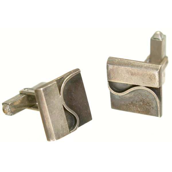 Margaret De Patta cufflinks, pair, sterling: Margaret De Patta (American, 1903-1964) cufflinks, pair, sterling silver with an S design, signed, .75"w, excellent condition