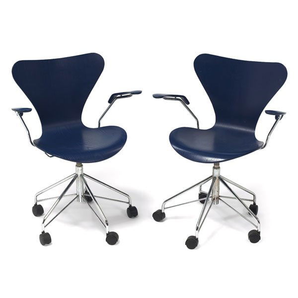 Arne Jacobsen Series 7 armchairs: Arne Jacobsen Series 7 armchairs, pair, by Fritz Hansen, molded plywood seats and armrests with original blue finish, adjustment knob under seat, each with Fritz Hansen label, 26"w x 20"d x 31"h, very