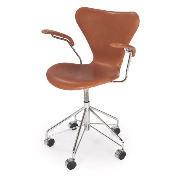 Arne Jacobsen Series 7 task chair, Fritz Hansen: Arne Jacobsen Series 7 task chair, by Fritz Hansen, molded plywood seats and armrests with REPLACED tan leather upholstery, adjustment knob under seat, on castors, 24.5"w x 25"d x 34"h, excellent cond