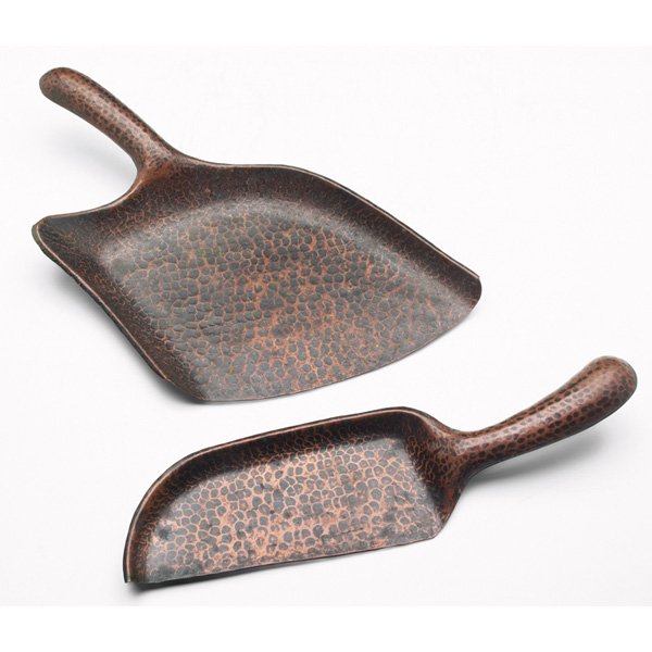 Gustav Stickley crumber set: Gustav Stickley crumber set, hammered copper, original patina, unmarked, 8.5"w x 11.5"l