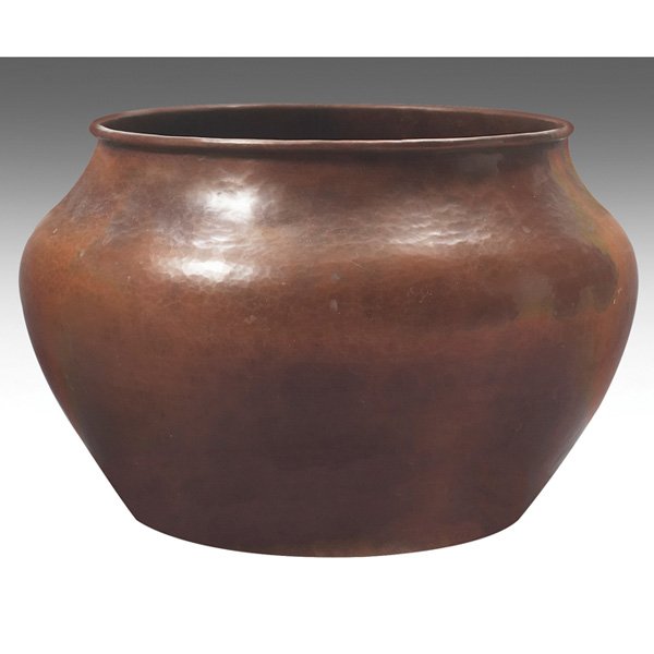 Dirk Van Erp jardiniere hammered copper: Dirk Van Erp jardiniere, in hammered copper with a rolled rim, signed with closed box mark, original patina, 13"dia x 8.5"h, very good condition