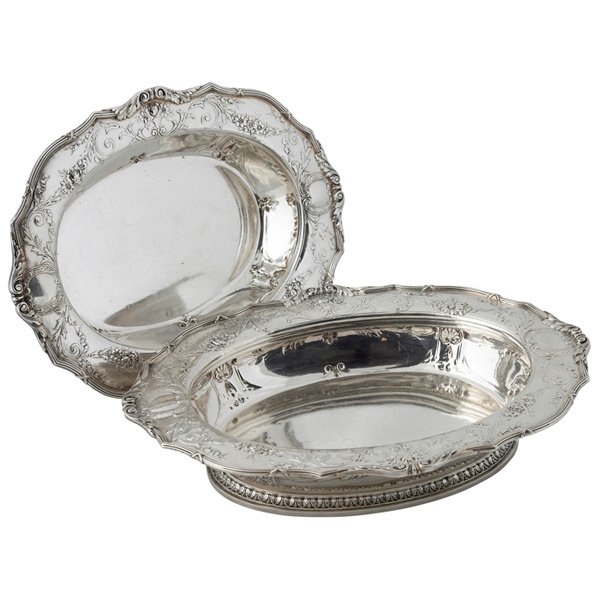 Gorham covered entree sterling silver: Gorham covered entree, attribution, in sterling silver, retailed by Theodore B. Starr Inc., shaped oval form, edges decorated with ribbon-tied reeds, borders further having repousse scrolling foliate 