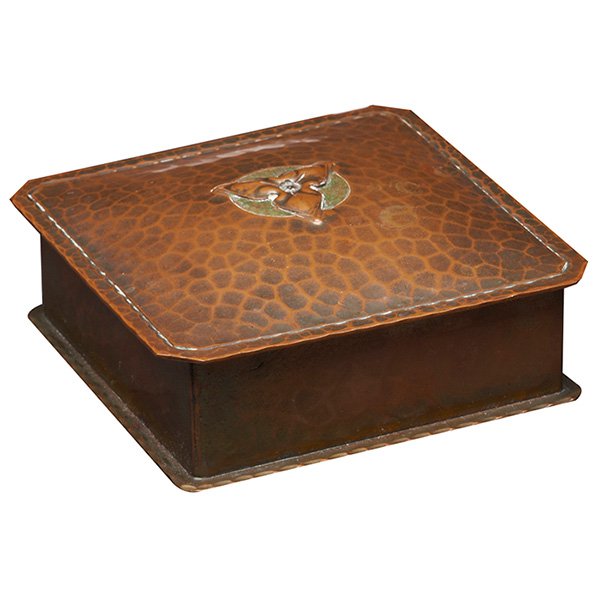 Roycroft box: Roycroft box, square shape in hammered copper with a tooled trillium on lid, original patina, marked, 3.5"w x 1.5"h