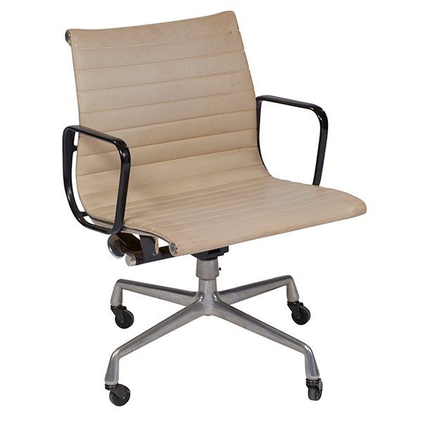 Charles & Ray Eames Aluminum Group desk chair, by: Charles & Ray Eames Aluminum Group desk chair, by Herman Miller, original tan ribbed vinyl upholstery on aluminum frame with a four-point swivel base, on castors, black armrests, 22.5"w x 20.5"d x 33"