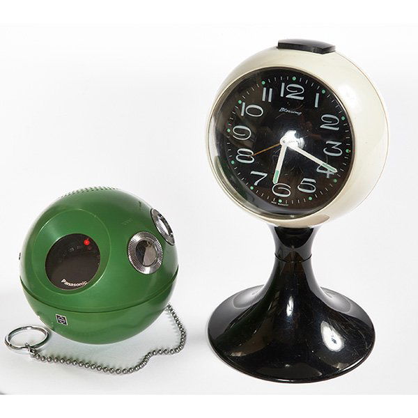 Panasonic R70s Panapet AM radio taller: 4.5"dia. x (1 of 2)