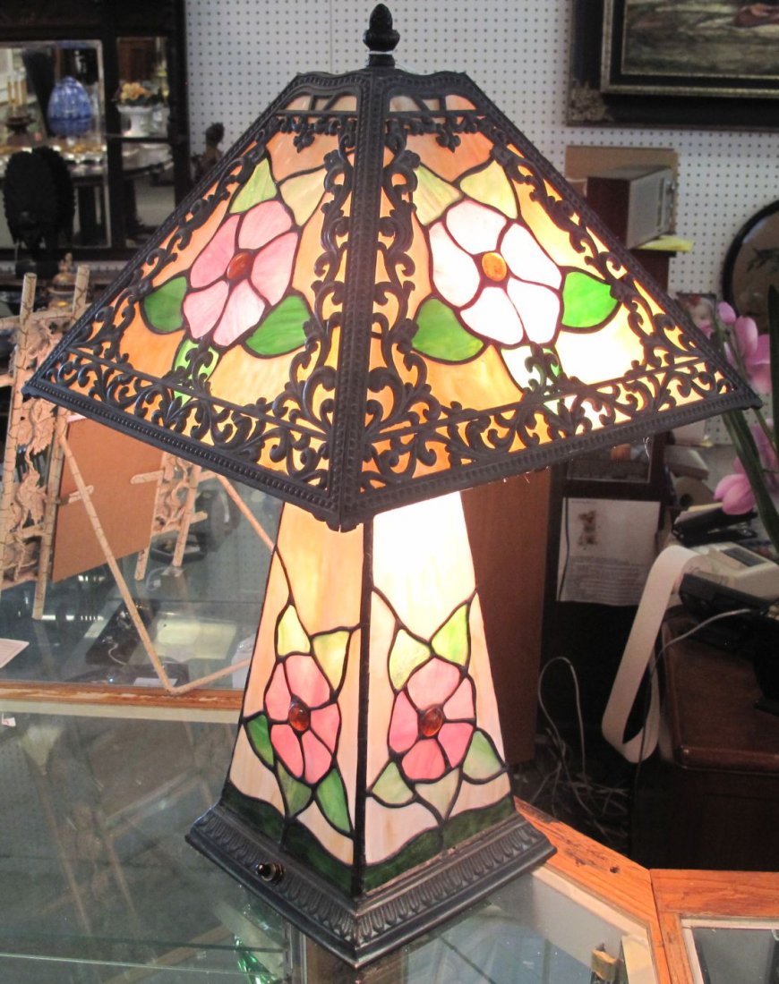 Wonderful Floral Stained Glass Table Lamp: Wonderful 4 sided Stained Glass Table Lamp. Beautiful Floral Pattern. 3 Ways action. Lights up Top, Bottom or Both. Measures 22" tall x 13" wide. Condition is Excellent. No damage. Starting bid $100.