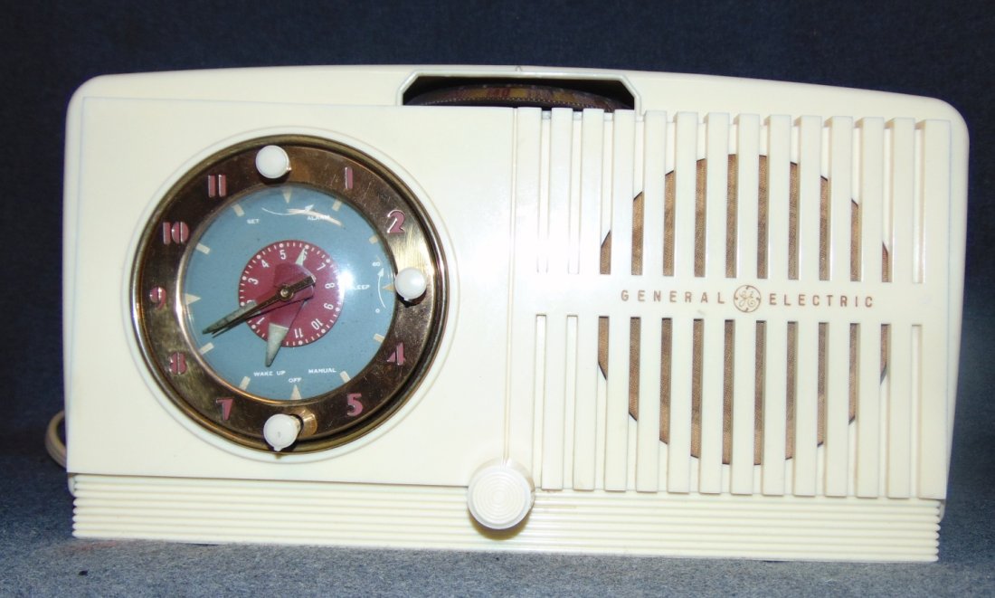 Vintage General Electric Radio 516F (1 of 3)