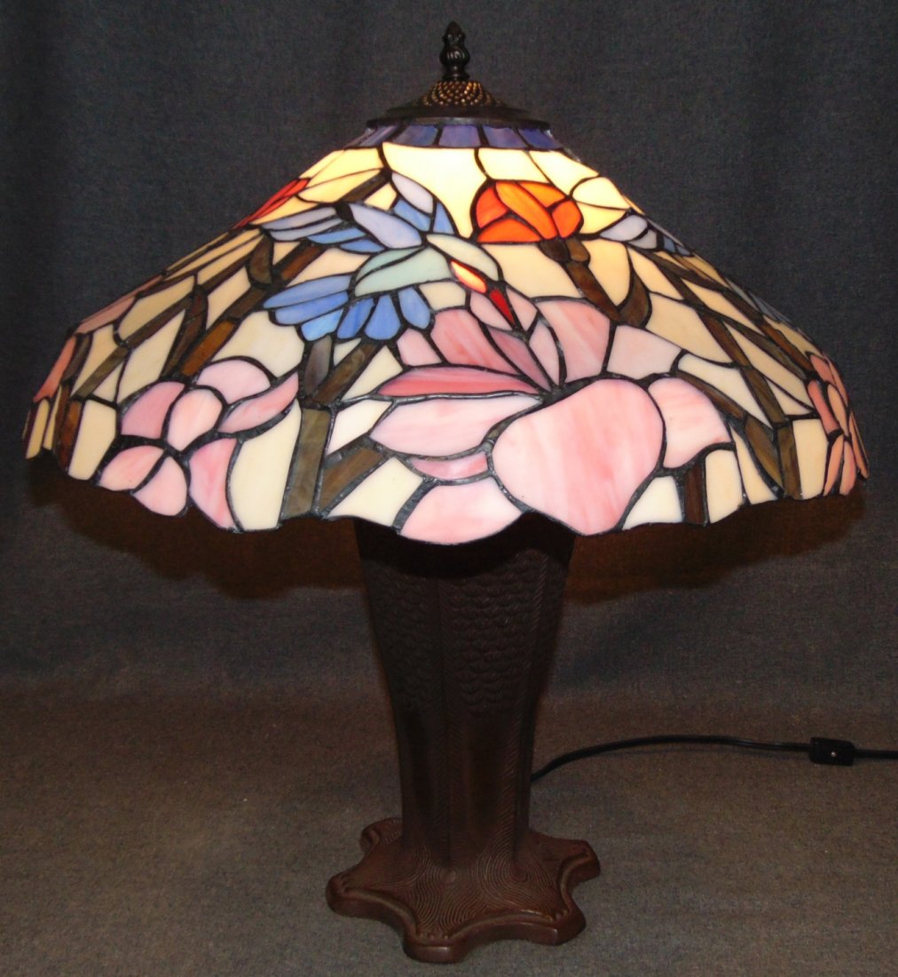 Tiffany Style Stained Glass Table Lamp Hummingbirds: Tiffany Style Stained Glass Table Lamp with Hummingbirds. Measures 23" tall x 21" wide. Condition is Excellent. Like New. No Damage. Several Shipping Options Available. Starting Bid $80. Auction Estim