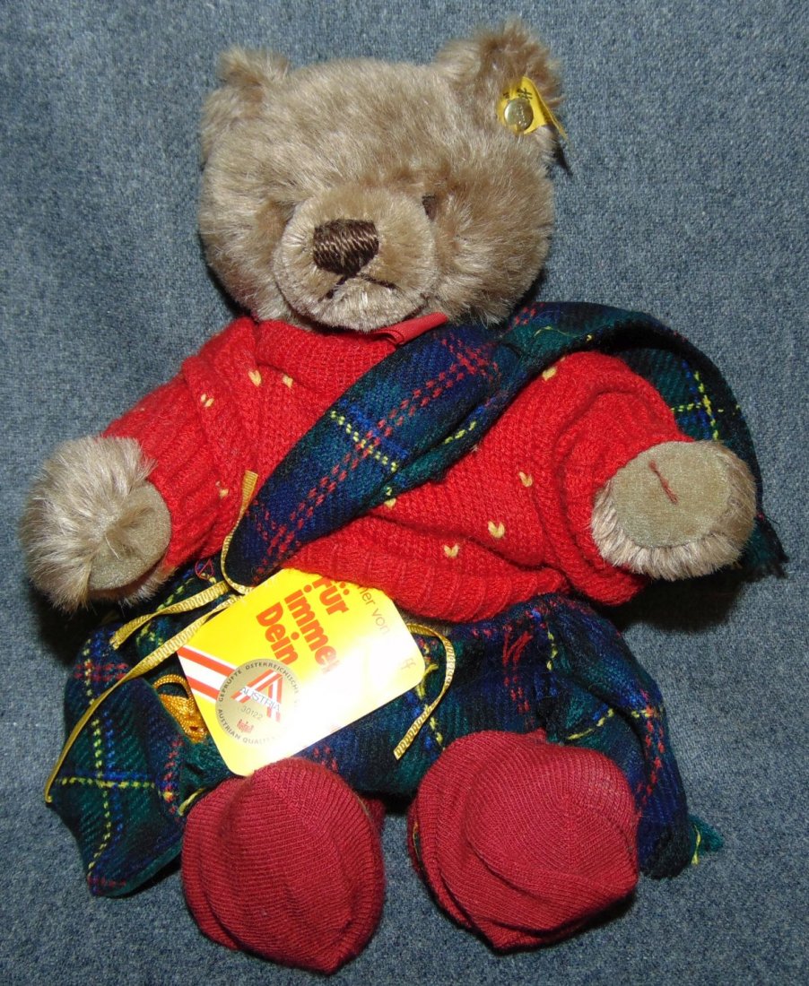 Vintage Steiff Bear #0202/26: Vintage Steiff Bear. #0202/26. Condition is very good. No Damage. Measures aprox 9". Starting Bid $30.