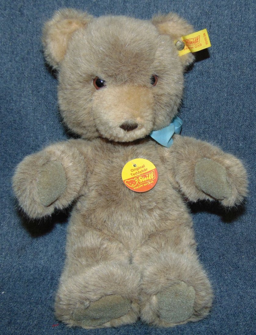 Vintage Steiff Bear #0205/26: Vintage Steiff Bear "Original Teddy" #0205/26. Condition is very good. No Damage. Measures aprox 11". Starting Bid $20.