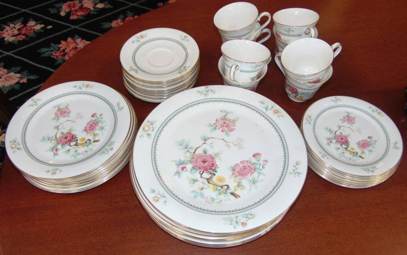 40 Piece Royal Doulton "kismet" Dish Set