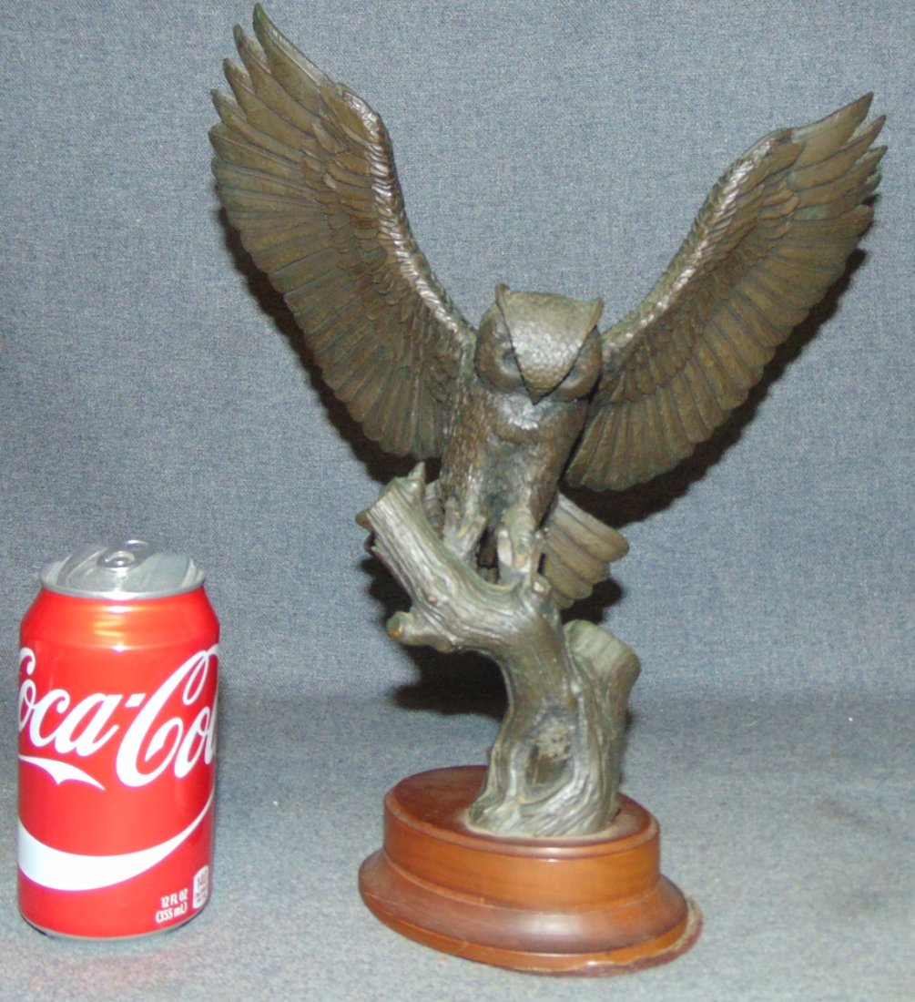 FRANKLIN MINT GILROY ROBERT HORNED OWL BRONZE SCULPTURE: Franklin Mint "Gilroy Robert" Horned Owl Bronze Sculpture on Wood Base. 1978. Signed and Limited Edition #324 of 2500. Measures 12-3/4" tall x 10" wide. Condition is Excellent. Very good. No Damage. S