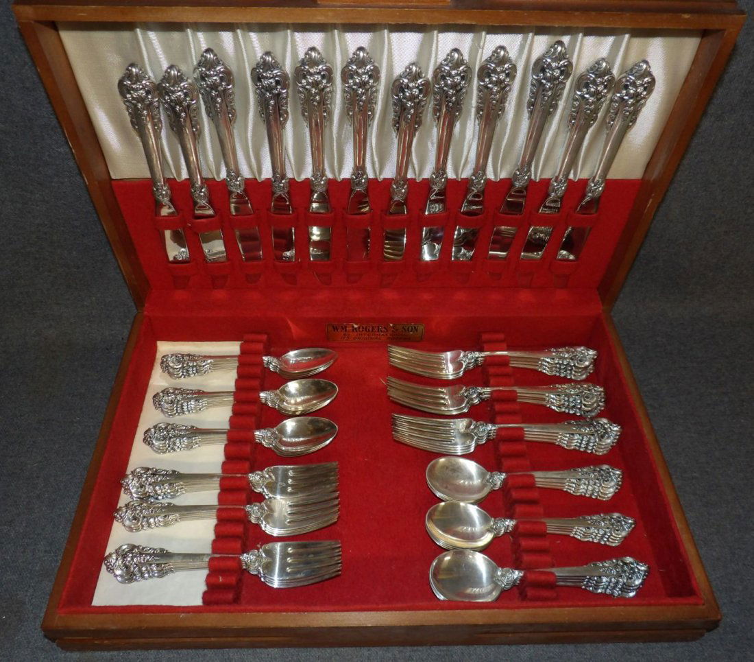 60 pc STERLING SILVER "GRANDE BAROQUE" FLATWARE SET 70 Oz.: Vintage Sterling Silver "Grande Baroque" 60 piece Flatware Set by Wallace. Over 70 ounces. Includes: 12 Forks, 12 Salad Forks, 12 Spoons, 12 Tea Spoons and 12 Knives. Overall condition is very good. N