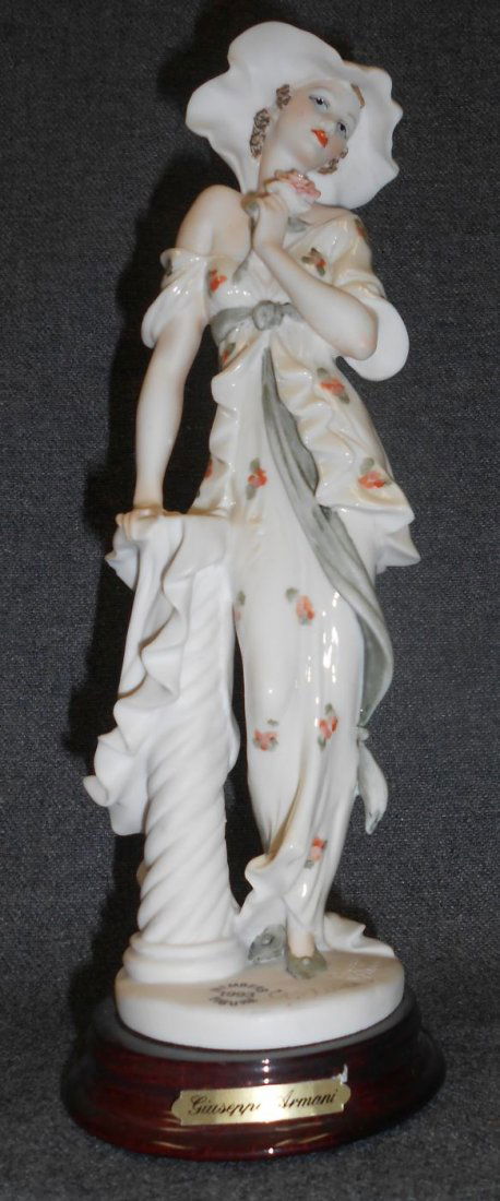 Giuseppe Armani Figure of a Woman: Giuseppe Armani Figure of a Woman. Box not included. Measures 9-1/4" tall. Condition is. No Damage.