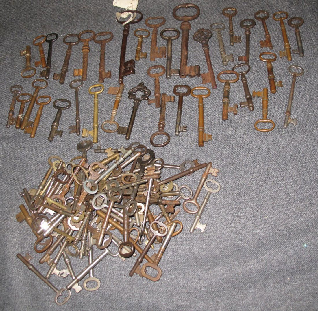 Lot of 100 Misc Vintage Keys (1 of 2)