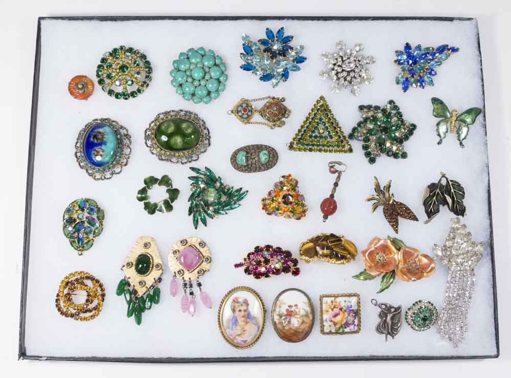 Tray Lot Vintage Costume Jewelry (1 of 8)