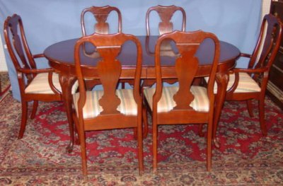 QUEEN ANNE STYLE TABLE & 6 CHAIRS: FURNITURE. QUEEN ANNE STYLE CHERRY WOOD DINING ROOM OVAL TABLE WITH 6 CHAIRS (2 ARM,4 SIDE) APPROX. 66" L X 43" W W/2-12" LEAVES