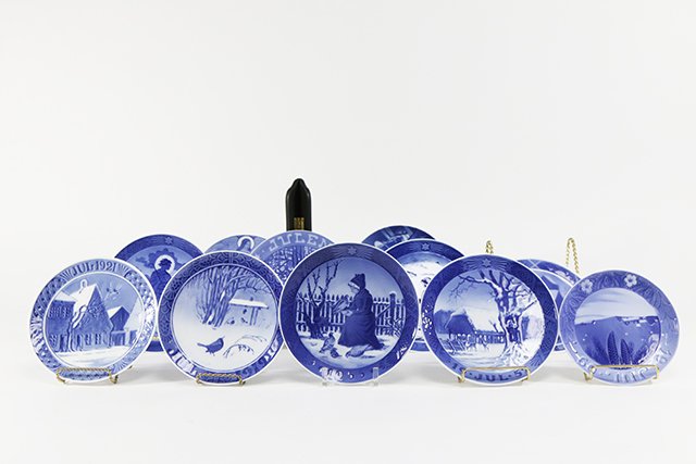 11 Royal Copenhagen & B&G Plates: 7/1916, 7/1919, 7/21, 7/1914, 7/1909, 7/1928, 7/52, 1958, 55, 57. With boxes. Approx. 6" to 7".