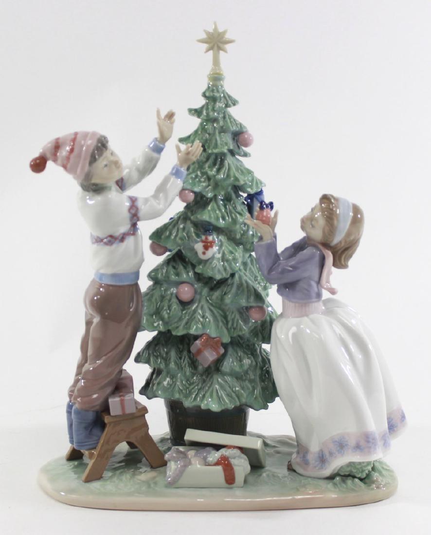 Lladro Trimming the Tree #05897 (1 of 4)