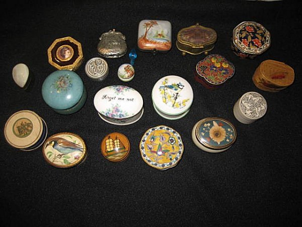 Group lot of 19 pill boxes: Various ages & sizes. From the Palmetto Estate of Dorothy Martin.