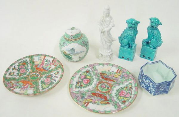 Group lot assorted Chinese porcelain: Includes: covered ginger jar, pair porcelain foo dogs, Geisha girl, 2 Rose Medallion plates & porcelain blue & white bowl.