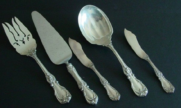 Mid century Reed & Barton sterling silverware: "Burgundy" pattern. Inlcudes: 1-9.5" salad fork & spoon, 2-7" solid butter spreader & 1-10" weighted cake server. Approx. 13 pcs.