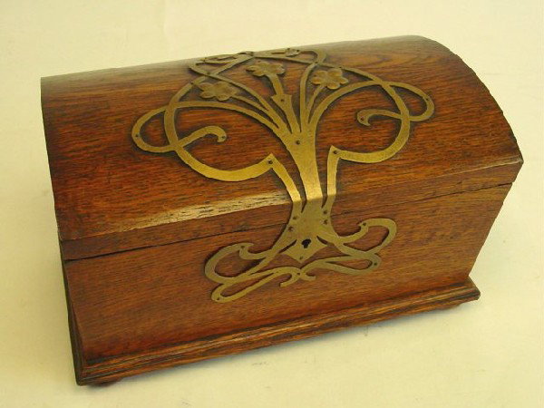 Oak Art Nouveau box with floral brass trim: With key lock, dome top & flat ball feet. Approx. 10" x 7" x 6". From the NYC estate of Milton & Dorothy Nowack.