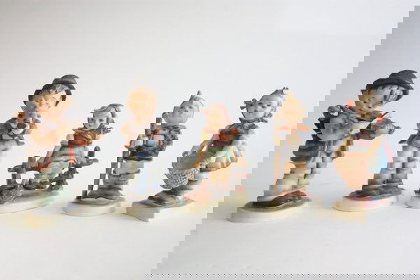 Lot of 5 Hummels Stylized Bee. I: Stylized Bee. Includes: 85/0, 4, "Little Hiker", 73 & 28. Aprox. 3.5"-5" H