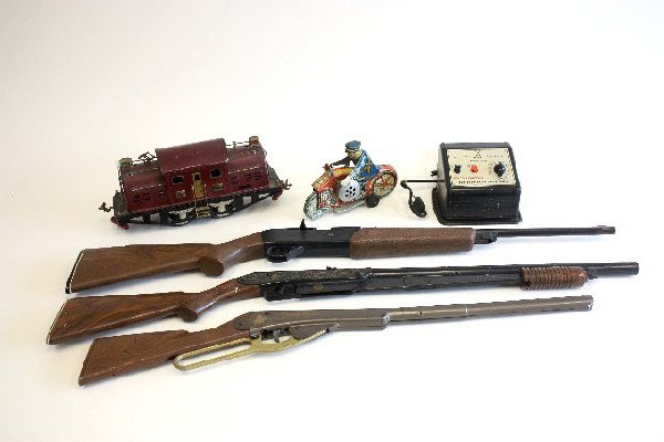 Group lot of assorted toys: Includes: Tin motorcycle toy, Lionel caboose & transformer & toy guns including 3 "Daisy" rifles.