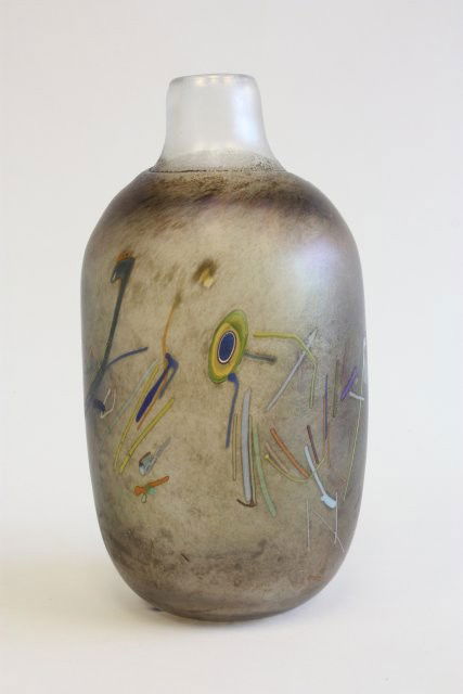 Kosta Boda vase signed Vallien: Fine vase signed Kosta Boda vase from the artist collection, vase has a millefiore flower & random thread design, signed B. Vallien 48281 for Bertil Vallien. No flaws, excellent condition, pre 1970. A
