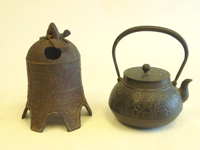 Chinese archaic style bell & Japanese tea kettle: 1- Bell is cast iron, rusted & worn, approx. 10.5" H. 1- Kettle is cast iron & in good condition, approx. 9" H. Please read our terms of sale.