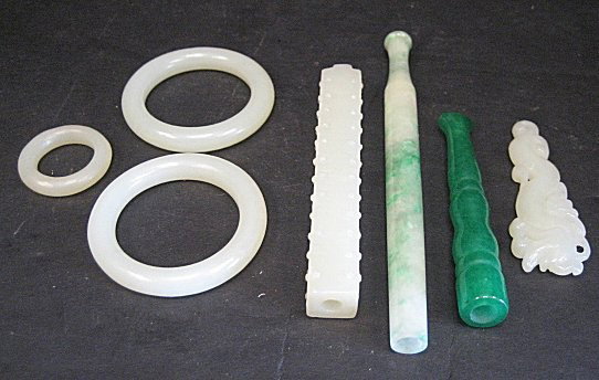 Lot of jade: 1- Ring. 2- Small bangles. 1- Carving. 3- Cigarette holders. Please read our terms of sale.