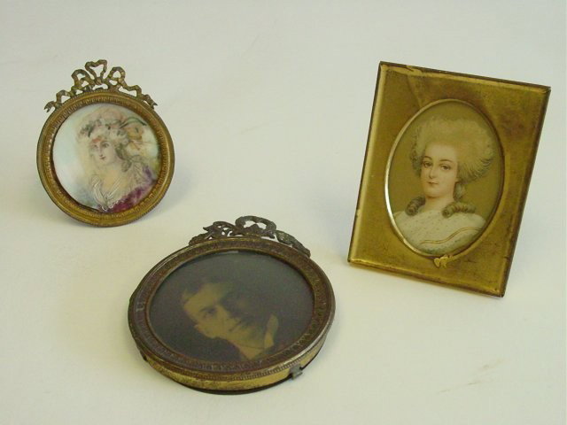 Group lot of 3 antique miniature picture frames: Approx. 3" each. Please read our terms of sale.