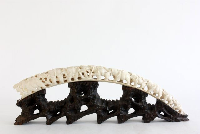 Large old ivory tusk with "Elephant" motif: Approx. 19.5" x 1.75". Please read our terms of sale.