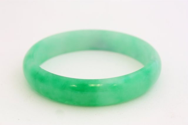 Beautiful Chinese jade bangle: Approx. 3" Diam. Please read our terms of sale.