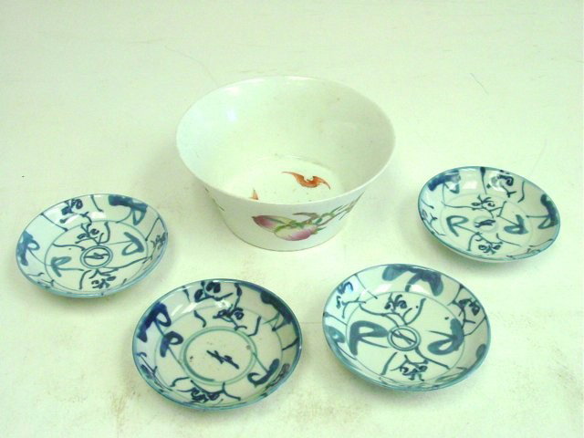 Chinese bowl & 4 blue & white nut dishes: 1- Chinese bowl with "Peach" design & "Bats" inside, approx. 6" Diam x 2.75" H. 4- Blue & white nut dishes, approx. 4" Diam. Please read our terms of sale.