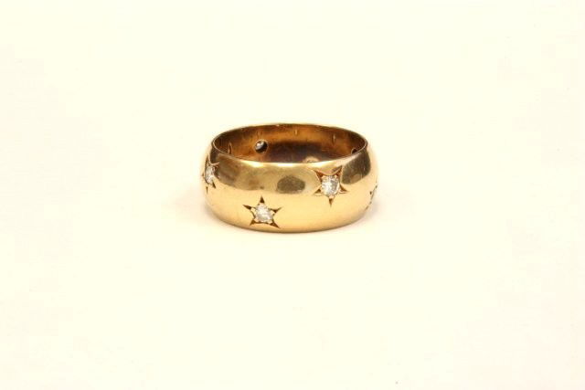Yellow gold wedding ring: With diamond encrusted stars. Approx. 4.4 dwts.