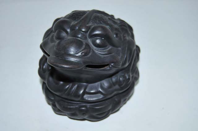 Figural zisha box & cover