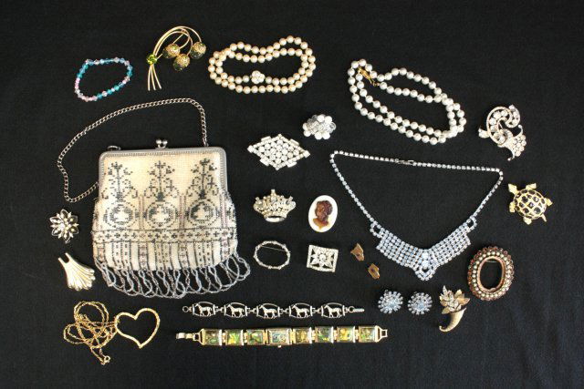 Lot of costume jewelry & beaded ladies bag: Including" Rhinestone beads & abalone. Please read our terms of sale.