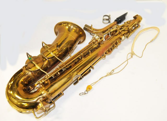 Saxophone in case: Saxophone in case Please read our terms of sale.