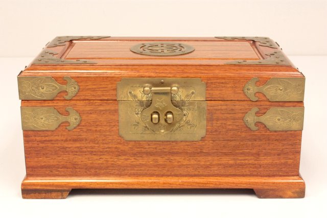 Chinese jewelry box: Approx. 10" x 5" x 6". Please read our terms of sale.