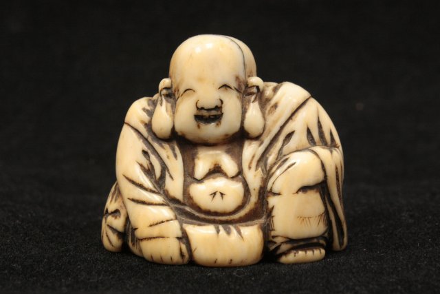 Antique Japanese Edo bone Netsuke: "Seated Buddha". Approx. 1 1/8". Please read our terms of sale.