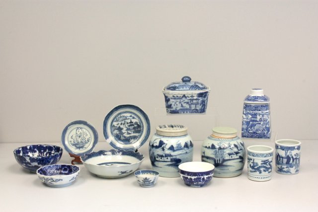 Group lot of Chinese blue & white porcelain: Approx. 13 odd pieces. Including: Pair small ginger jars, bowls, etc. Please read our terms of sale.