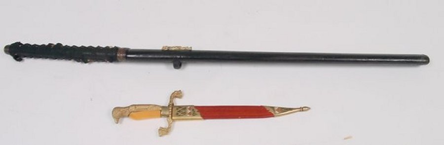 Lot of 2 modern weapons: 1 knife & 1 short sword.