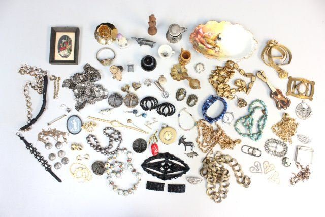 Group lot of costume jewelry & odd bric a brac: Group lot of costume jewelry & odd bric a brac Please read our terms of sale.